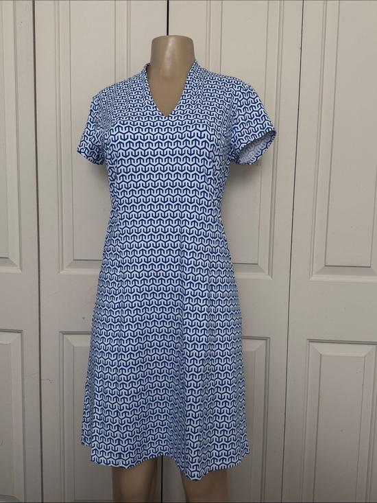 J. McLaughlin Dresses & Skirts - J. McLaughlin Blue & White Geometric V-Neck Dress  worn once for trying